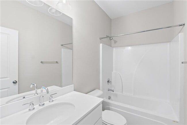 Building Photo - 2410 Lakeshore Ln