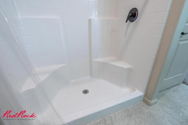 Building Photo - Charming 3 bedroom Townhome. 2 Community Pools!