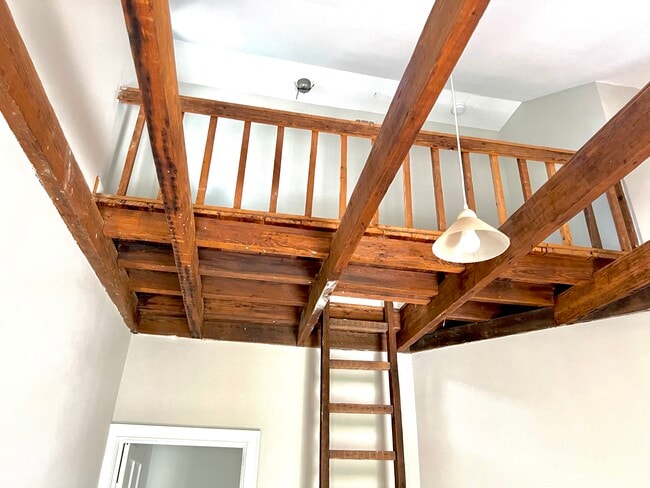 Building Photo - 406 E 31st St