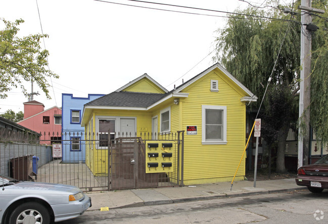 Primary Photo - 215 Raymond St