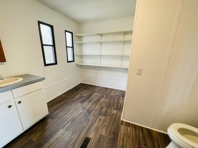 Building Photo - 3 BR, 2 BA doublewide in Pikeville school district