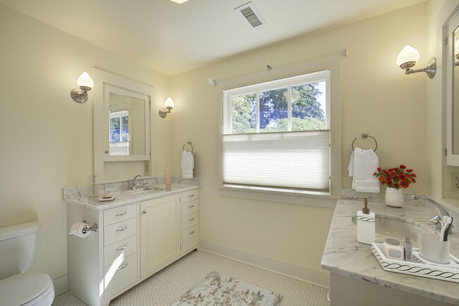 Building Photo - 5Bd/3.5Ba Medina Home