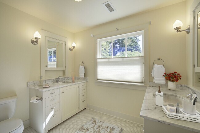 Building Photo - 5Bd/3.5Ba Medina House