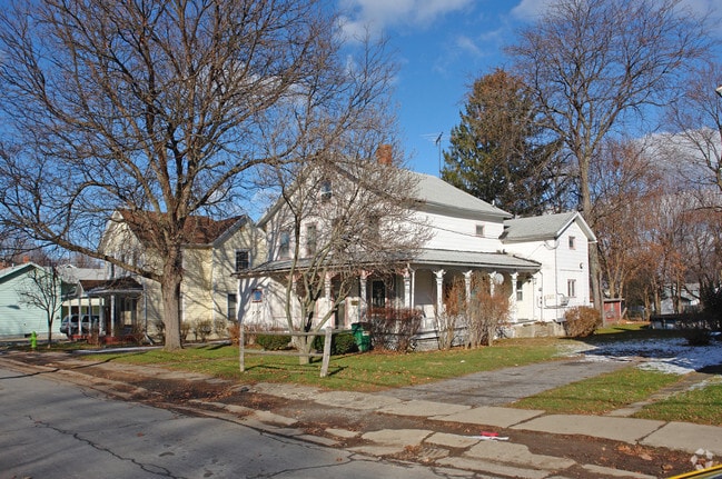 Building Photo - 27 Eagle St