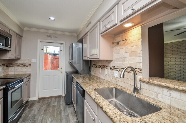 Building Photo - 13074 Trail Hollow Dr