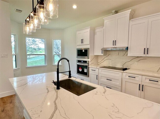 Building Photo - 5206 Country Club Dr