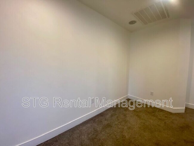 Building Photo - 1000 E Blf Vw Dr