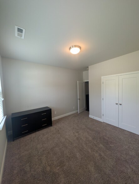 Building Photo - 3209 Grapevine Ct W