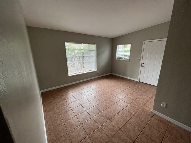 Building Photo - Spacious 3 bedroom 1 bathroom home with ni...