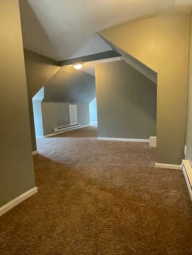Building Photo - Upper Level Uptown Duplex, Hardwood Floors...