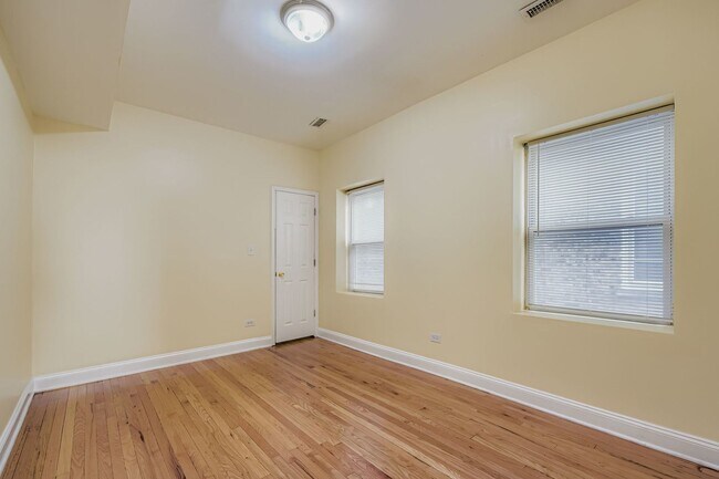 Building Photo - 6327 N Francisco Ave