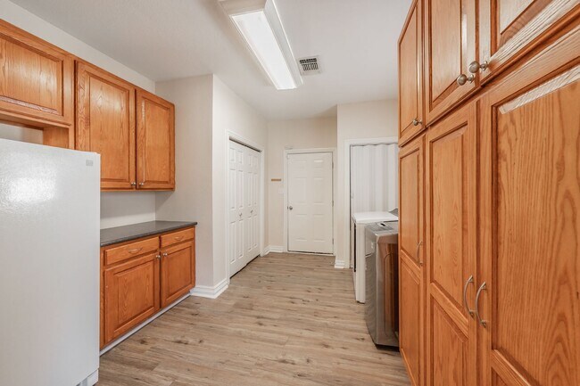 Building Photo - Spacious 5 Bedroom Home with Walk-Out Base...