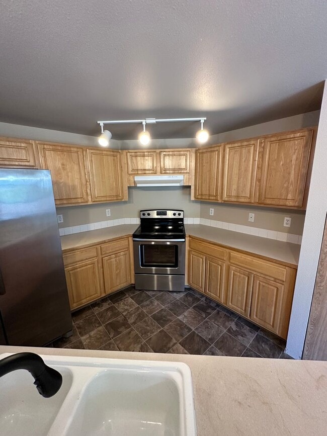 Building Photo - 3 Bedroom 2 Bath Home 2 Car Garage