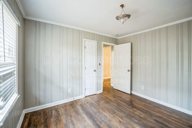 Building Photo - 927 Byron Dr SW