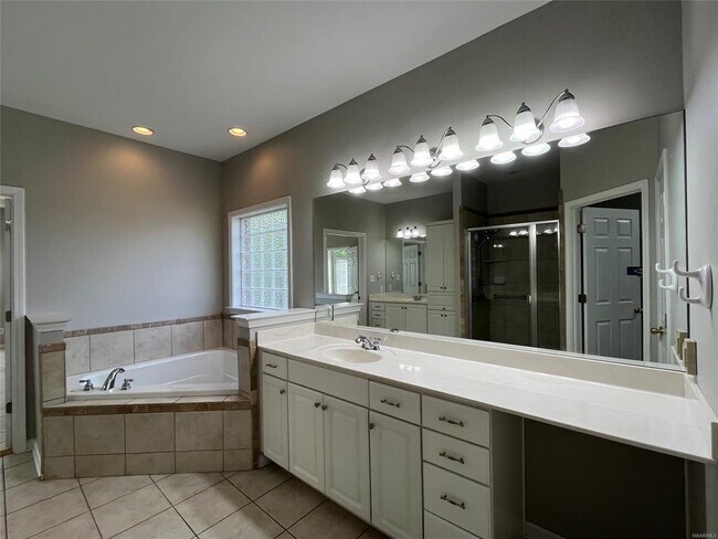 Building Photo - 704 Emerald Dr