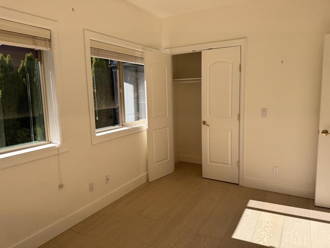 Building Photo - 360 Knechtel Way NE