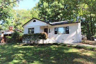 Building Photo - 2 bedroom Ranch with Fenced in Back Yard!!