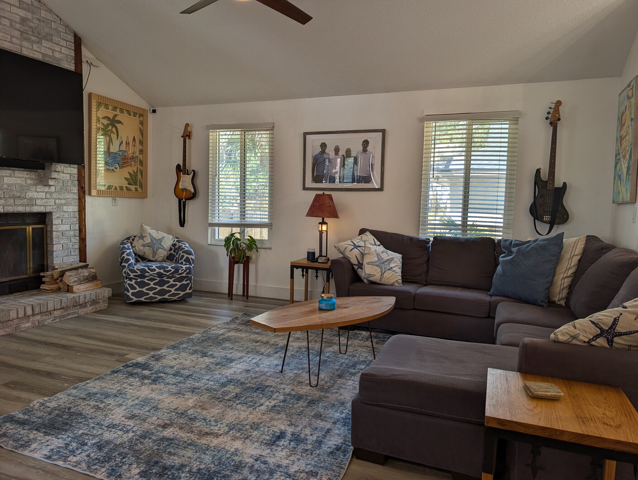 Living room - 4440 Saxon Dr