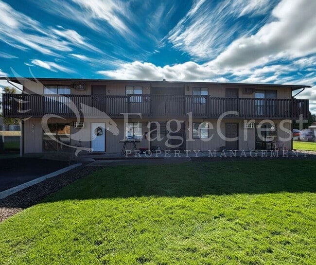 Building Photo - 320 NE C St