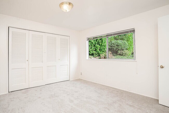 Building Photo - 5120 NE 54th St