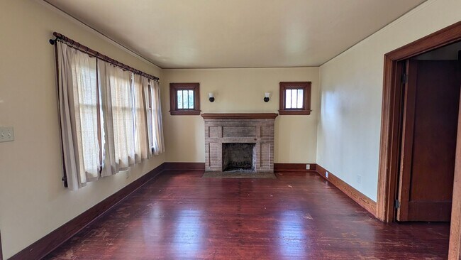 Building Photo - 2021 Lombard Ave