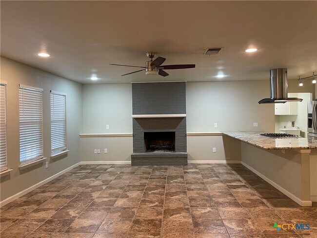 Building Photo - 1360 Poppy Ln