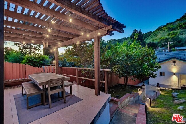 Building Photo - 3540 Division St