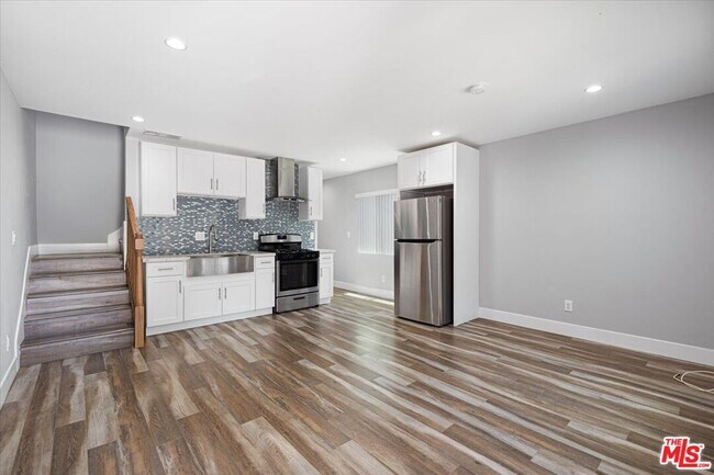 Building Photo - 6652 Orion Ave