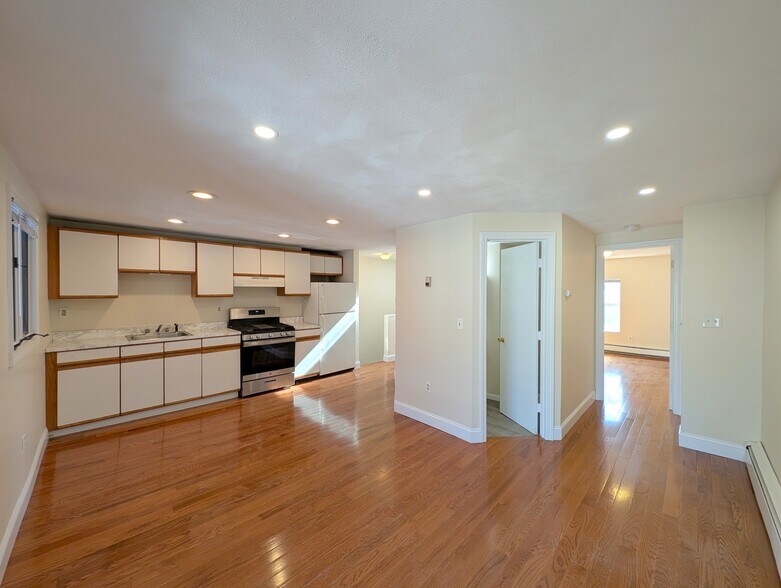 Primary Photo - 6 Evergreen Sq