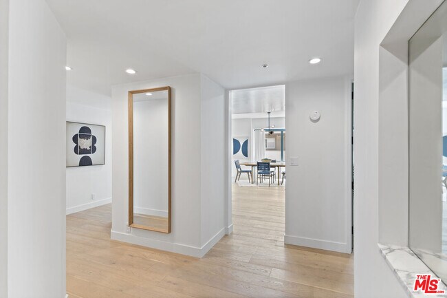 Building Photo - 10520 Wilshire Blvd