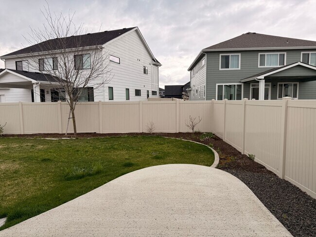 Building Photo - Beautiful Home in Montrose Community!