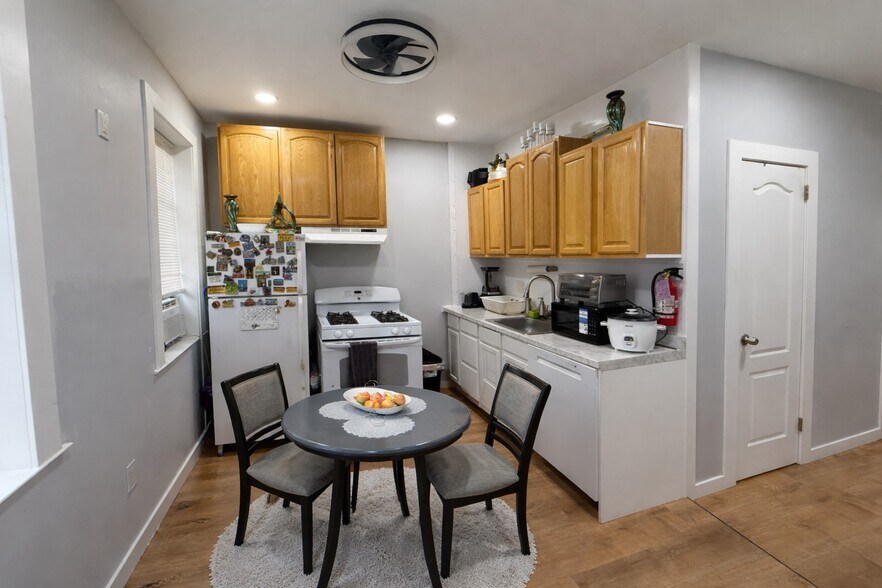 Building Photo - 80 Malcolm Ave