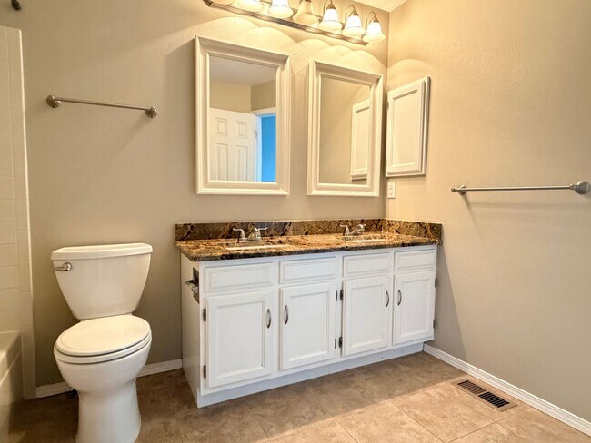 Building Photo - Updated Townhome in Centennial