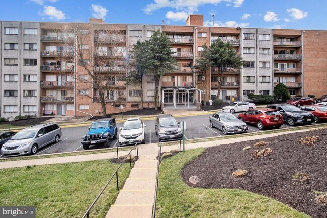 Building Photo - 5801 Quantrell Ave