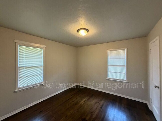 Building Photo - 221 E Kerr Dr