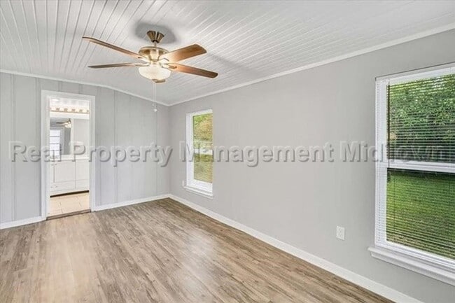 Building Photo - 6400 Greenway Rd