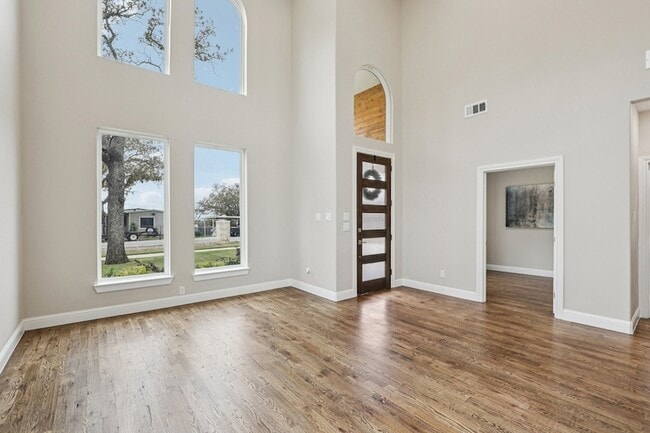 Building Photo - 1713 Highland Dr W