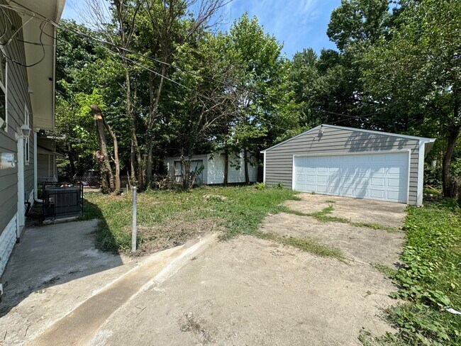 Building Photo - 951 N Bradley Ave