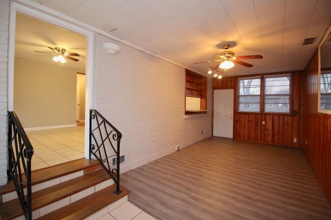 Building Photo - Adorable 3-brm brick ranch with lots of natural light, family room/den, attached garage