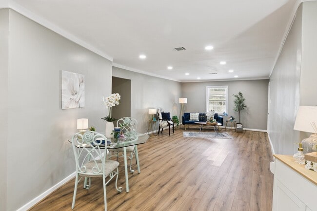 Building Photo - 1606 Oaks Dr