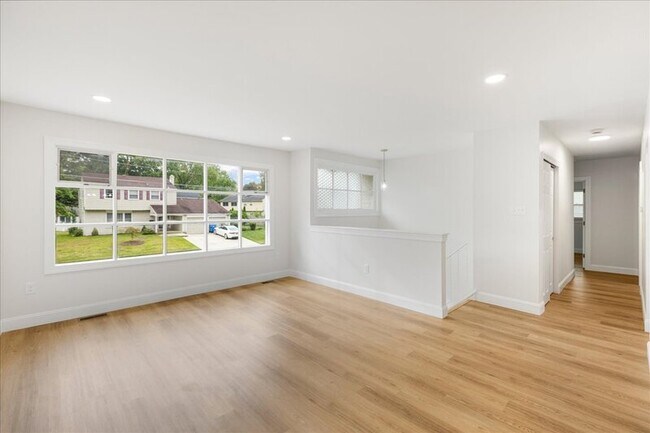 Building Photo - 57 Greenvale Rd