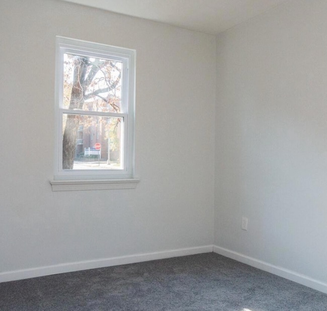 Building Photo - 529 16th St NE