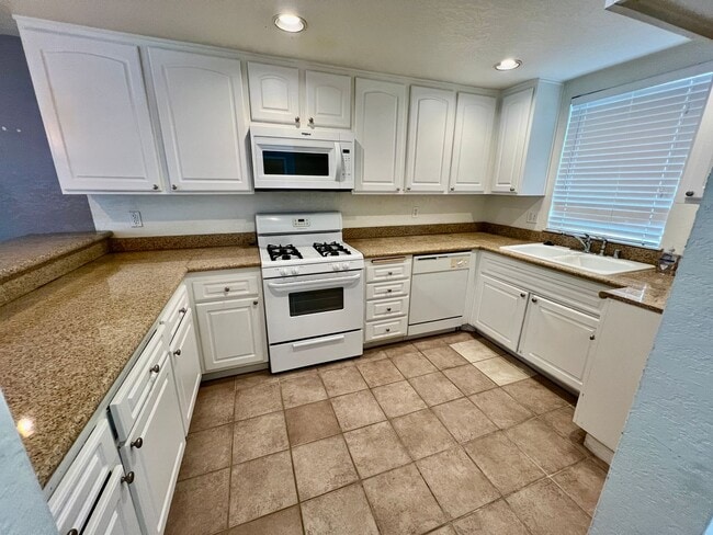 Building Photo - Lovely 2bd. condo in Claremont w/2 car garage
