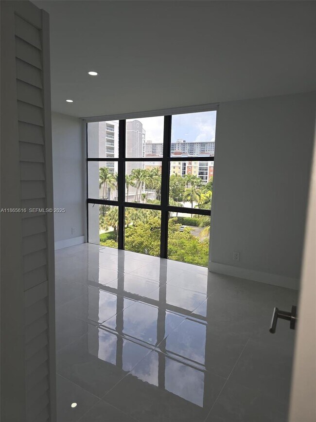 Building Photo - 17021 N Bay Rd