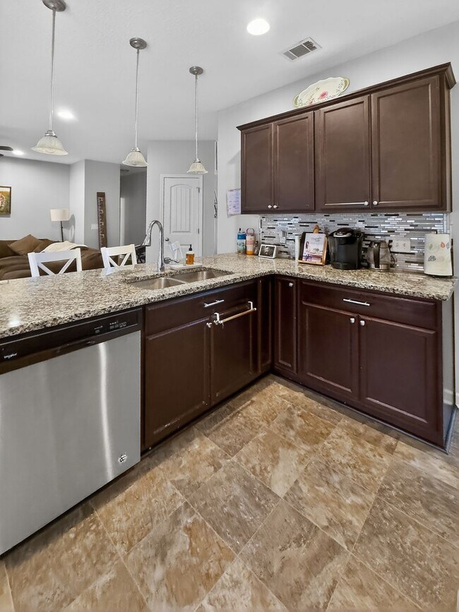 Building Photo - RATE DROP ALERT (was $2800/month) and SPRING MOVE-IN SPECIAL: 50% OFF 1ST MONTH'S RENT!**