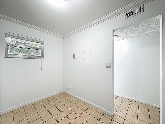 Building Photo - 8735 Ramblewood Dr