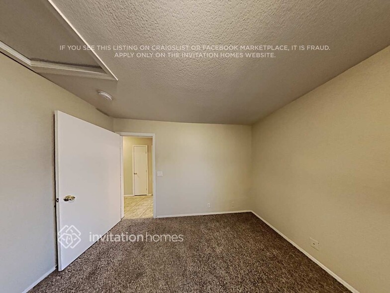 Building Photo - 8013 W Stella Ave