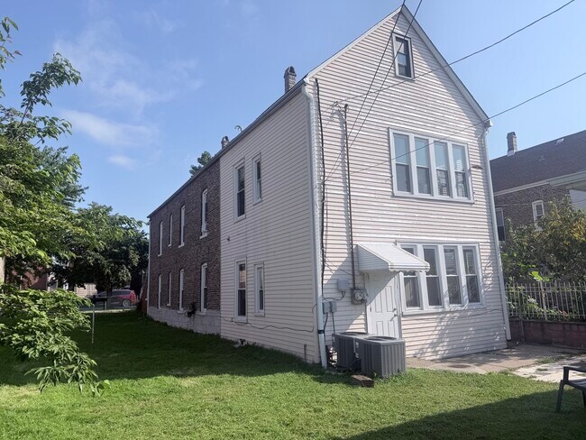 Building Photo - 1633 W 38th St