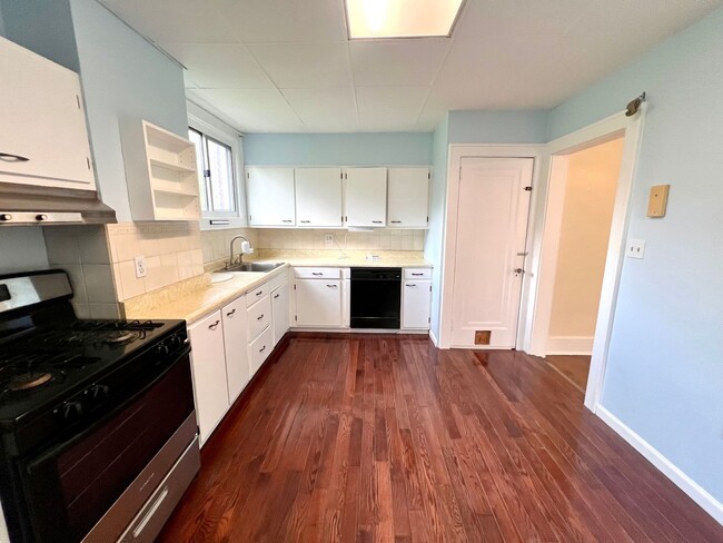Building Photo - Spacious Home - 3 bedroom 1 bath - Squirre...