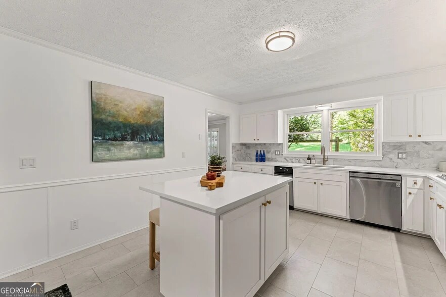Building Photo - 220 Hollyridge Dr